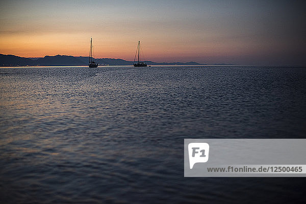 Segelboote bei Sonnenaufgang in Cala Goloritz?®  Sardinien  Italien.