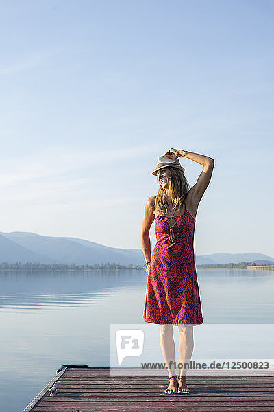 Frau steht am Rande eines hölzernen Docks in der Nähe des Lake Pend Oreille  Sandpoint  Idaho