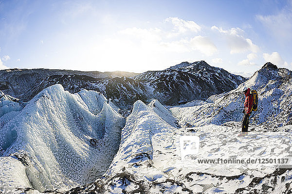Bergsteiger auf dem isländischen Gletscher Solheimajokull im Winter. Südisland.