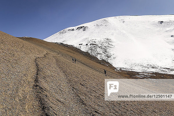 Trailrunner klettern in der felsigen Landschaft von Bhutan