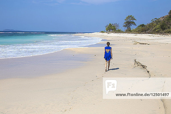 Junge Frau reist an der Küste entlang  West-Sumbawa  Indonesien.