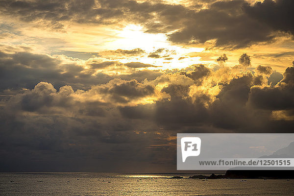 Sonnenuntergang über dem Indischen Ozean  Kuta  Lombok  Indonesien