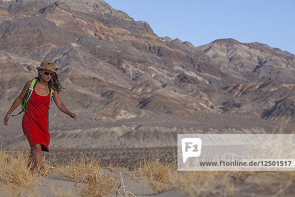 Frau beim Wandern im Death Valley National Park  Kalifornien  USA