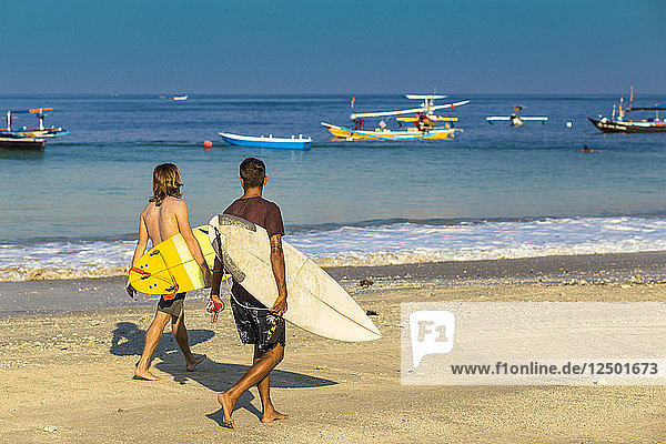 Surfer an einem Strand  Bali  Indonesien.