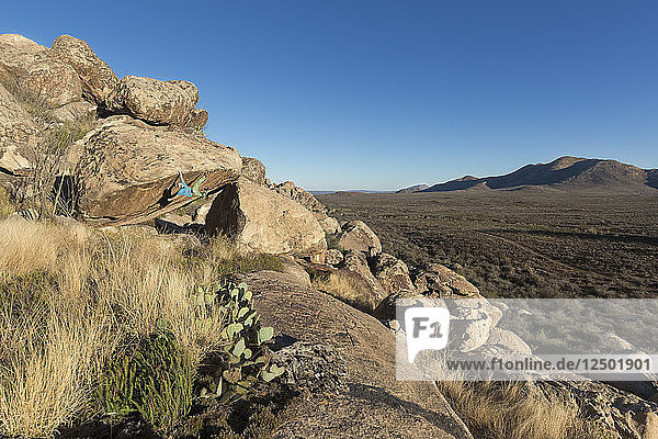 Distant View of A Climber Bouldern auf Felsen in der Wüste Landschaft