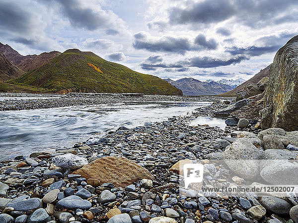 Blick auf einen Fluss im Denali-Nationalpark  Alaska