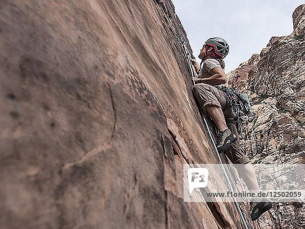 Eine Frau beim Klettern in der Red Rocks National Conservation Area