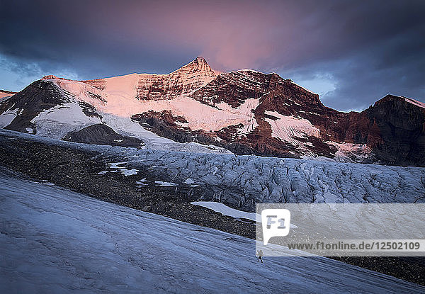 Langzeitbelichtung einer Person  die den Mount Robson besteigt
