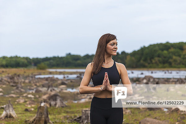 Frau in Gebetshaltung beim Yoga