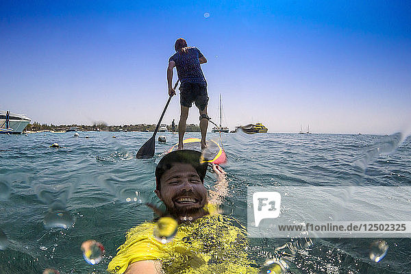 Lustiges Selfie mit Supersurfer.