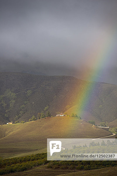 Ein Regenbogen durchbricht die Wolken an einem nebligen Nachmittag in San Luis Obispo  Kalifornien  am 1. März 2014.