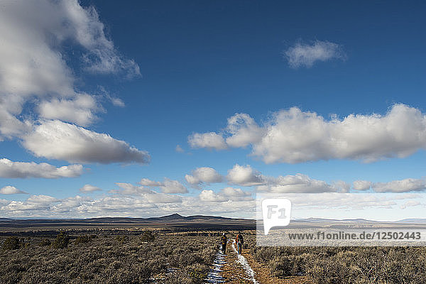Zwei Personen wandern am 22. Dezember 2013 auf einem Pfad  der zum Rio Grande führt  abseits des Highway 68 zwischen Truchas und Taos  New Mexico.