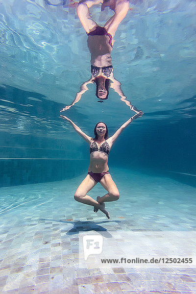 Unterwasseransicht einer Frau im Schwimmbad
