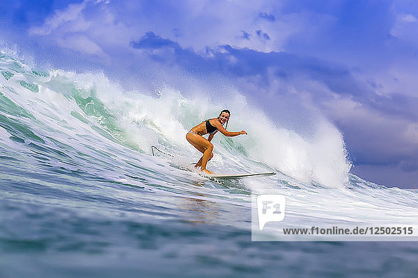 Junge Frau beim Surfen