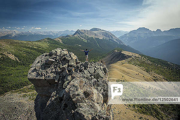 Person auf der Spitze des Gibbon Passes in Alberta  Banff  Kanada