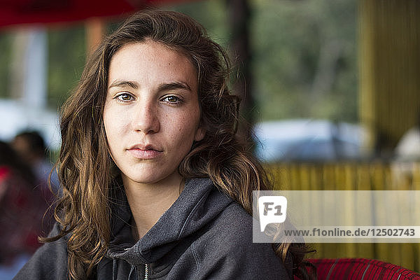 Porträt einer jungen  attraktiven Frau in einem Restaurant am Rande des Atitlan-Sees