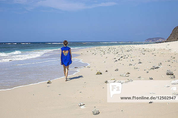 Junge Frau reist an der Küste entlang  West-Sumbawa  Indonesien.