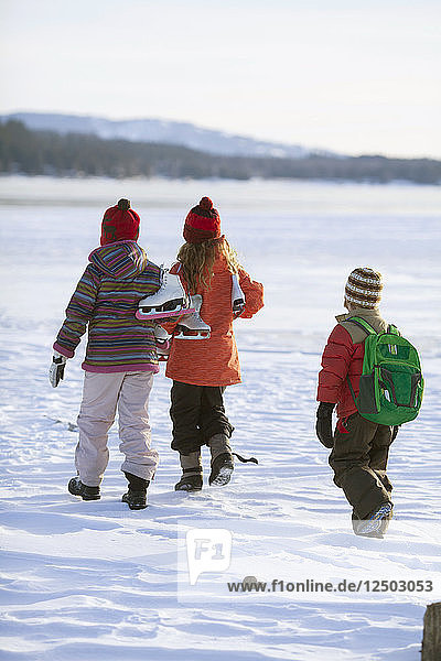 Zwei junge Mädchen und ein kleiner Junge auf dem Weg zu einigen Winter Skating in Sandpoint  Idaho