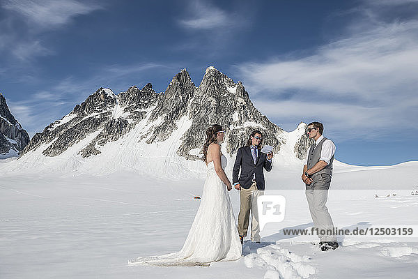 Braut und Bräutigam heiraten auf einem Gletscher im Denali National Park.