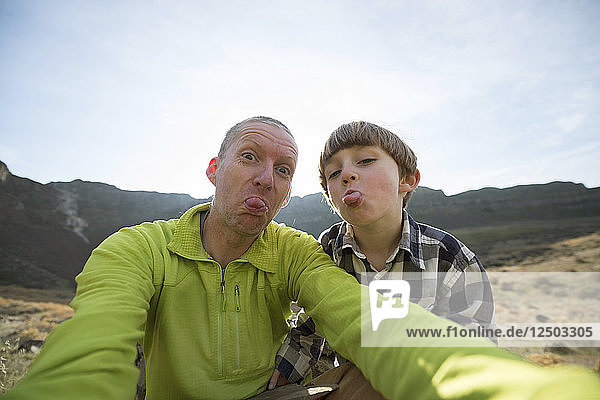 Ein Vater und sein Sohn haben Spaß mit einem Selfie während einer Wanderung