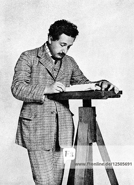 Albert Einstein (1879-1955)  deutsch-schweizerischer Mathematiker und theoretischer Physiker  1905. Künstler: Unbekannt