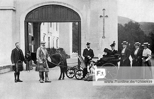 Der Besuch der Zaren in Balmoral  1896  Künstler: W&D Downey