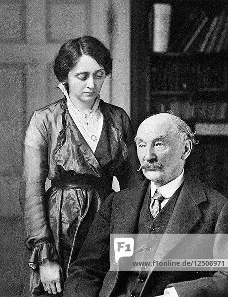 Thomas Hardy  englischer Dichter  Romancier und Dramatiker mit seiner zweiten Frau Florence  1912-1928. Künstler: Unbekannt