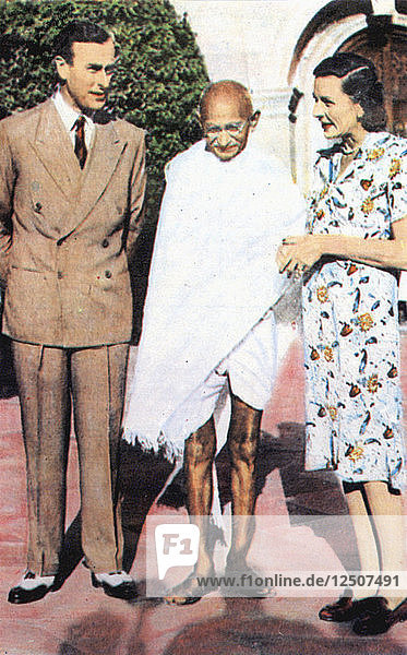 Mohondas Karamchand Gandhi (1869-1948)  stehend zwischen Lord und Lady Mountbatten. Künstler: Unbekannt