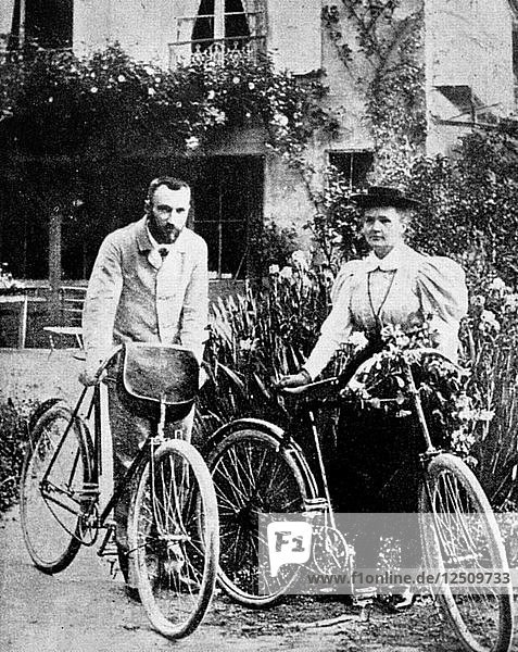 Pierre und Marie Curie  französische Physiker  bereiten sich auf eine Fahrradtour vor. Künstler: Unbekannt