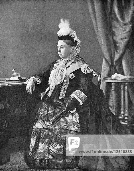 Königin Victoria in dem Kleid  das sie bei ihrer Feier zum Goldenen Jubiläum trug  1887  Künstler: Hughes & Mullins
