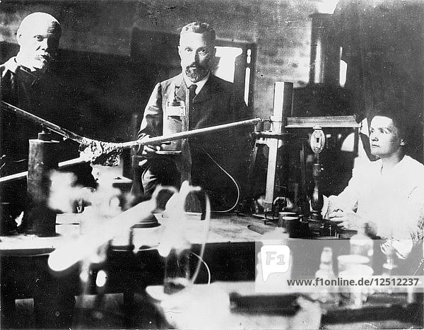 Pierre und Marie Curie  französische Wissenschaftler  bei der Arbeit im Labor. Künstler: Unbekannt