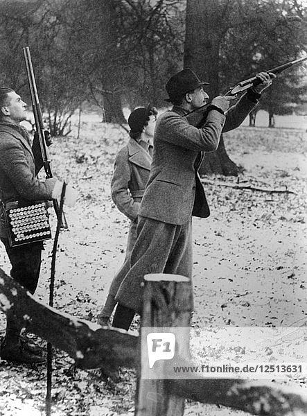 Earl of Shrewsbury  Miss Lane und ihr Chauffeur bei einer Jagd  um 1946. Künstler: Unbekannt