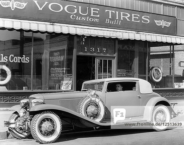 Cord L29 geparkt vor einem Ausstellungsraum  USA  ca. 1929-c1930. Künstler: Unbekannt