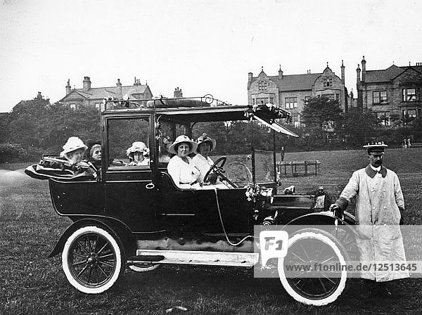 Menschen mit einem Ford Modell T von 1914  1914. Künstler: Unbekannt