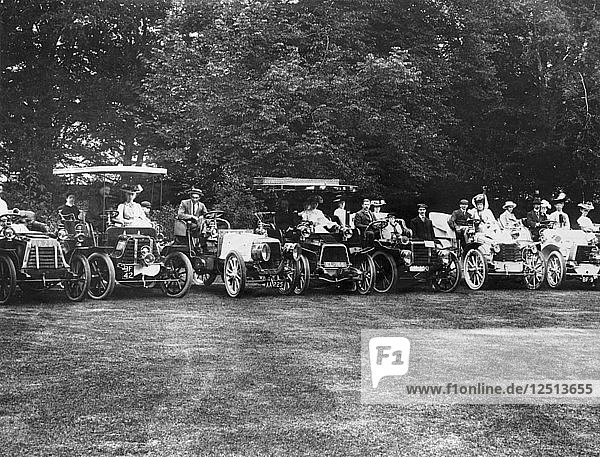 Ein früher Autotreff  (um 1900?). Künstler: Unbekannt