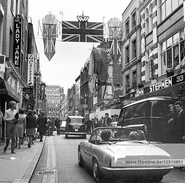 Einkäufer in der Carnaby Street  London  1968. Künstler: Henry Grant