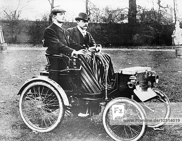 CS Rolls in seiner 4-PS-Peugeot Voiturette  um 1900. Künstler: Unbekannt