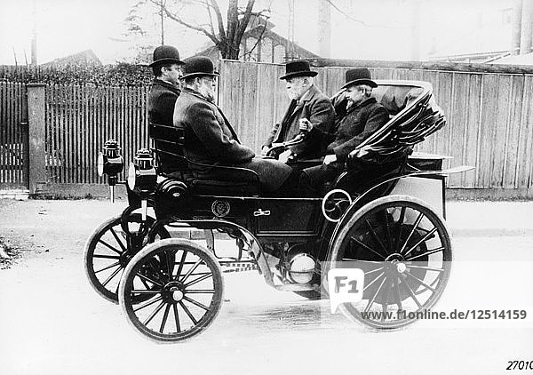 Gottlieb Daimler in einem Canstatt-Daimler von 1891  1891. Künstler: Unbekannt