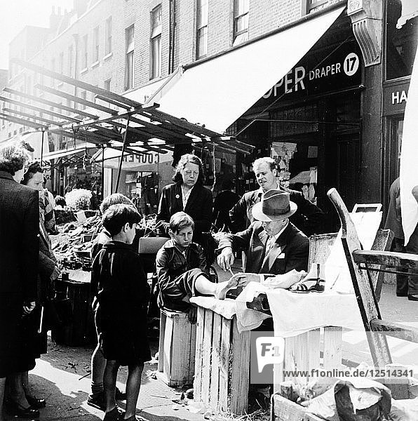 Corn Cure  Chapel Street Market  Islington  London  1955. Künstler: Henry Grant