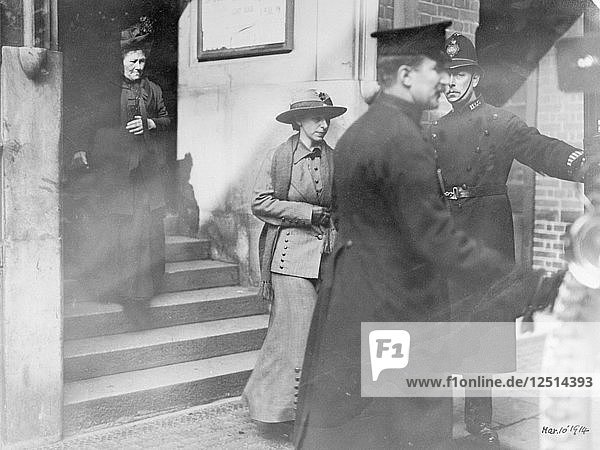 Aufschlitzerin Mary Richardson verlässt das Gericht  1914. Künstler: Unbekannt