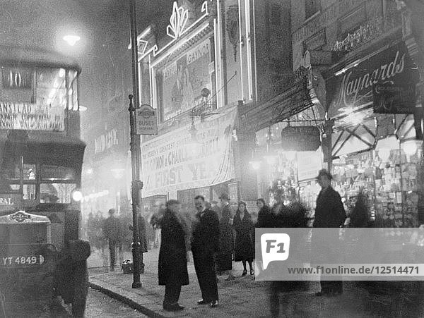 Menschenmenge vor einem Kino  London  um 1930. Künstler: Unbekannt