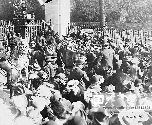 Aufruhr am Constitution Hill Tor des Buckingham Palace  21. Mai 1914. Künstler: Unbekannt