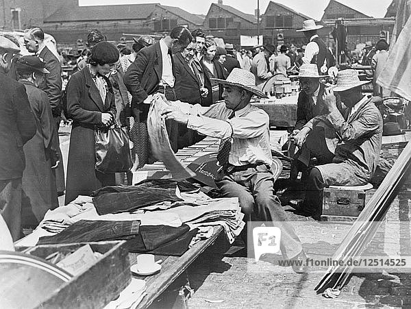 Ein Marktstand auf dem Caledonian Market  Islington  London  1930er Jahre. Künstler: John H. Stone