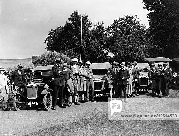 Gruppe von Menschen und Autos auf einer Landstraße  (ca. 1930er Jahre). Künstler: Unbekannt
