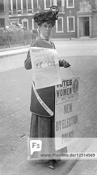 Miss Kelly verkauft Stimmen für Frauen im Zentrum von London  Juli 1911. Künstler: Unbekannt
