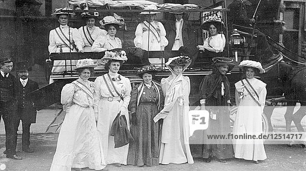 Suffragetten in Schärpen von Votes for Women  um 1910. Künstler: Unbekannt