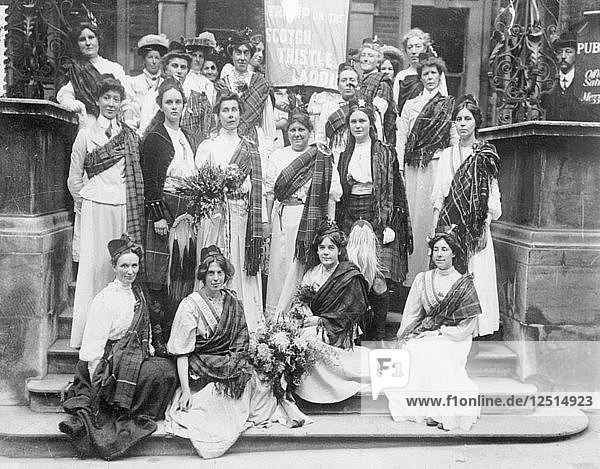 Schottische Suffragetten begrüßen Mary Phillips bei ihrer Entlassung aus dem Holloway-Gefängnis  August 1908. Künstler: Unbekannt