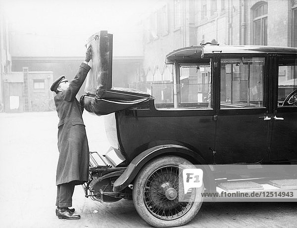 Chauffeur mit einem teilweise umbaubaren Daimler. Künstler: Unbekannt