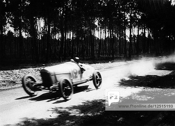 Jimmy Murphy driving a Duesenberg to victory in the French Grand Prix  Le Mans  1921. Artist: Unknown