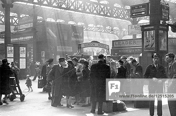 Lokomotivführer in der Victoria Station  London  1950. Künstler: Henry Grant